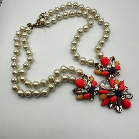 Like new condition, 18" J Crew faux pearl and rhinestone statement necklace! - Picture 2 of 8